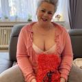 Vollbusige Blondine von 40 Jahren Bild