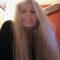 Reife Blondine von 58 Jahren sucht Sex.